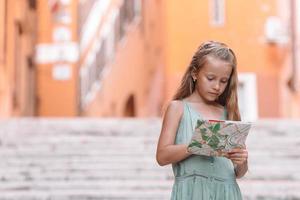 feliz niño toodler disfruta de vacaciones italianas en europa. foto