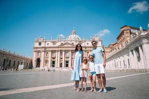 familia feliz en st. iglesia basílica de san pedro en ciudad del vaticano. foto