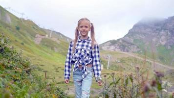 skön Lycklig liten flicka i bergen i de bakgrund av dimma video