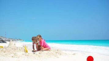 gelukkig weinig kinderen spelen met strand speelgoed gedurende tropisch vakantie video