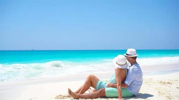 junges Paar am weißen Strand während der Sommerferien. Glückliche Liebende genießen ihre Flitterwochen.