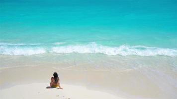 junge Frau am Strand mit Blick auf das Wasser oben video