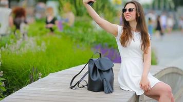 mujer joven tomando autorretrato en ciudad europea. turista caucásica disfruta de sus vacaciones de verano europeas en el parque video