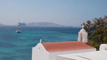 beaux détails de l'île grecque - maison typique aux murs blancs, fleurs roses et mer bleue en grèce video