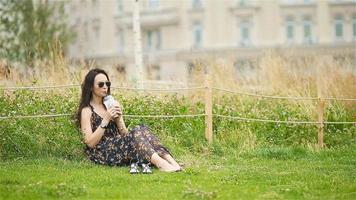 linda mujer relajándose en el parque al aire libre video