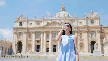 ung kvinna dricka vatten bakgrund på st. peters basilika kyrka i vatican stad, rom, Italien. video