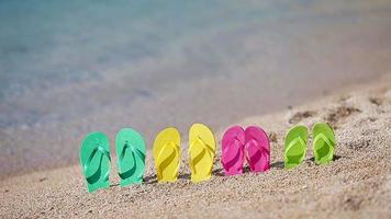 Familie Flip-Flops am Strand direkt am Meer