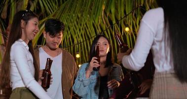 des images d'amis asiatiques heureux en train de dîner ensemble - des jeunes portant des verres à bière en plein air - des gens, de la nourriture, des boissons, un concept de célébration du nouvel an. video