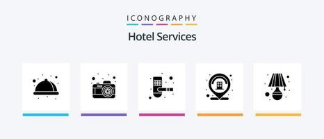 paquete de iconos de glifo 5 de servicios de hotel que incluye mesa. ligero. hotel. lámpara. hotel. diseño de iconos creativos vector