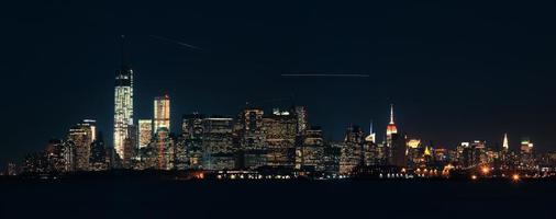 panorama de manhattan en la noche foto