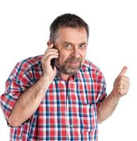hombre de mediana edad habla por teléfono móvil foto