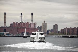 barcos en el río este en nueva york foto