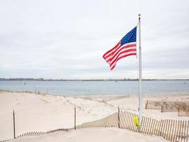 bandera americana en punto ventoso foto