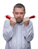 un hombre con un pimiento rojo foto