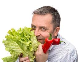 hombre sujetando lechuga aislado en blanco foto