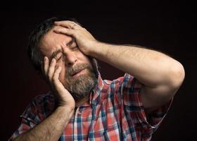 retrato de un hombre enfermo de mediana edad. foto