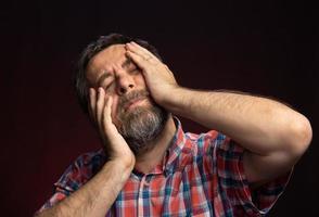 retrato de un hombre enfermo de mediana edad. foto