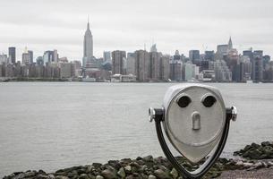 binoculares y horizonte de manhattan de la ciudad de nueva york foto