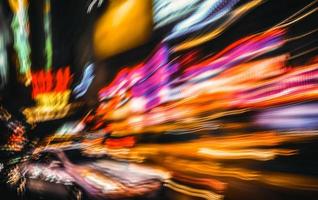 luces de neón en las calles de la ciudad de nueva york foto