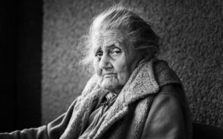 mujer arrugada muy vieja y cansada al aire libre foto