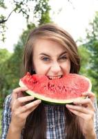 mujer y sandia foto