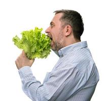 hombre sujetando lechuga aislado en blanco foto