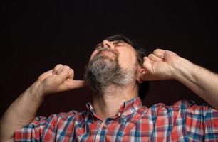 retrato de un hombre enfermo de mediana edad. foto