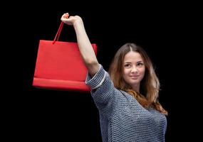 niña bonita con bolsas de compras foto