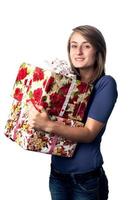 mujer sosteniendo una caja de regalo foto