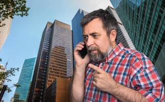 hombre de negocios hablando por teléfono móvil en la megalópolis foto