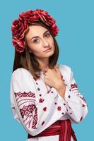 niña en el traje nacional ucraniano foto