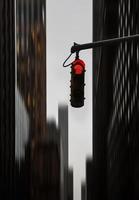 semáforo en rojo en el cruce de caminos en nyc foto