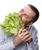 hombre sujetando lechuga aislado en blanco foto