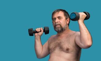 hombre haciendo ejercicio con pesas foto