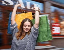 mujer joven con bolsas de papel durante una venta foto