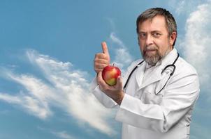 médico aconseja manzana para una alimentación saludable foto