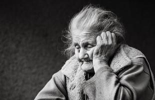 mujer arrugada muy vieja y cansada al aire libre foto