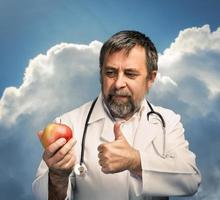 doctor dando manzana para una alimentación saludable foto
