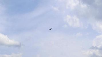 Pequeño jet privado ultraligero impulsado por hélice que vuela en el cielo con nubes sobre el aeródromo. vista trasera de un avión turbohélice despegando. video