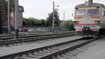 järnväg station och järnväg station. de frakt tåg anlände på de järnväg station. en tung frakt tåg passerar längs de järnväg spår. Ukraina, bucha - juni 24, 2021. video