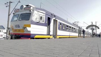 Bahnsteig am Bahnhof, Fahrgäste warten auf den Hochgeschwindigkeitszug und steigen dann in den Zug ein. Passagiere warten darauf, am Bahnhof in den Zug einzusteigen. ukraine, bucha - 24. juni 2021. video