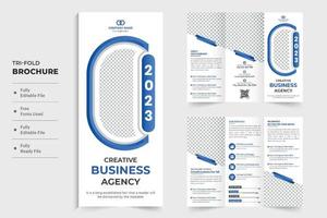diseño de folleto promocional de agencia de marketing con formas de color azul. vector de póster de publicidad comercial moderna con marcadores de posición de fotos. plantilla de folleto tríptico de negocios para marketing.