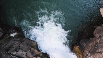 waterval top naar beneden visie. top visie van de stroom, water stromen over- de stenen. rotsachtig berg waterval. antenne landschap berg rotsachtig cascade rivier- stroom natuurlijk toneel- achtergrond afbeelding. video