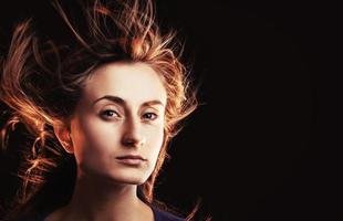 mujer con el pelo al viento foto