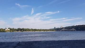 kiev città paesaggio. dnieper fiume, pedone ponte. il ponte su il sfondo di il parco. pedone zona. parco di pedone ponti. kiev città paesaggio. truchanov isola video