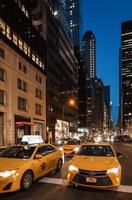 calles de la ciudad de nueva york en la noche foto