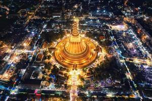 majestuosa pagoda dorada de phra pathom chedi brillando entre las luces del festival alrededor de la rotonda en el centro de nakhon pathom foto