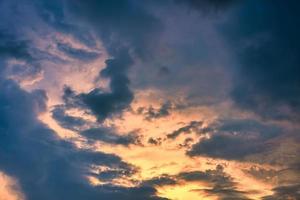 hermoso y dramático cielo de puesta de sol con nubes foto