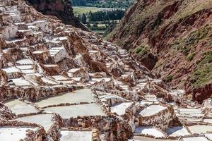 terrazas y cuencas de salinas, salineras de maras. Perú foto