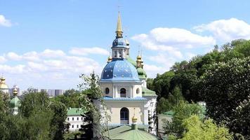 antigo mosteiro kiev-vydubitsky em kiev. fundada entre 1070 e 1077. localizada no território do jardim botânico. grishko. Ucrânia, Kiev - 04 de junho de 2021. video